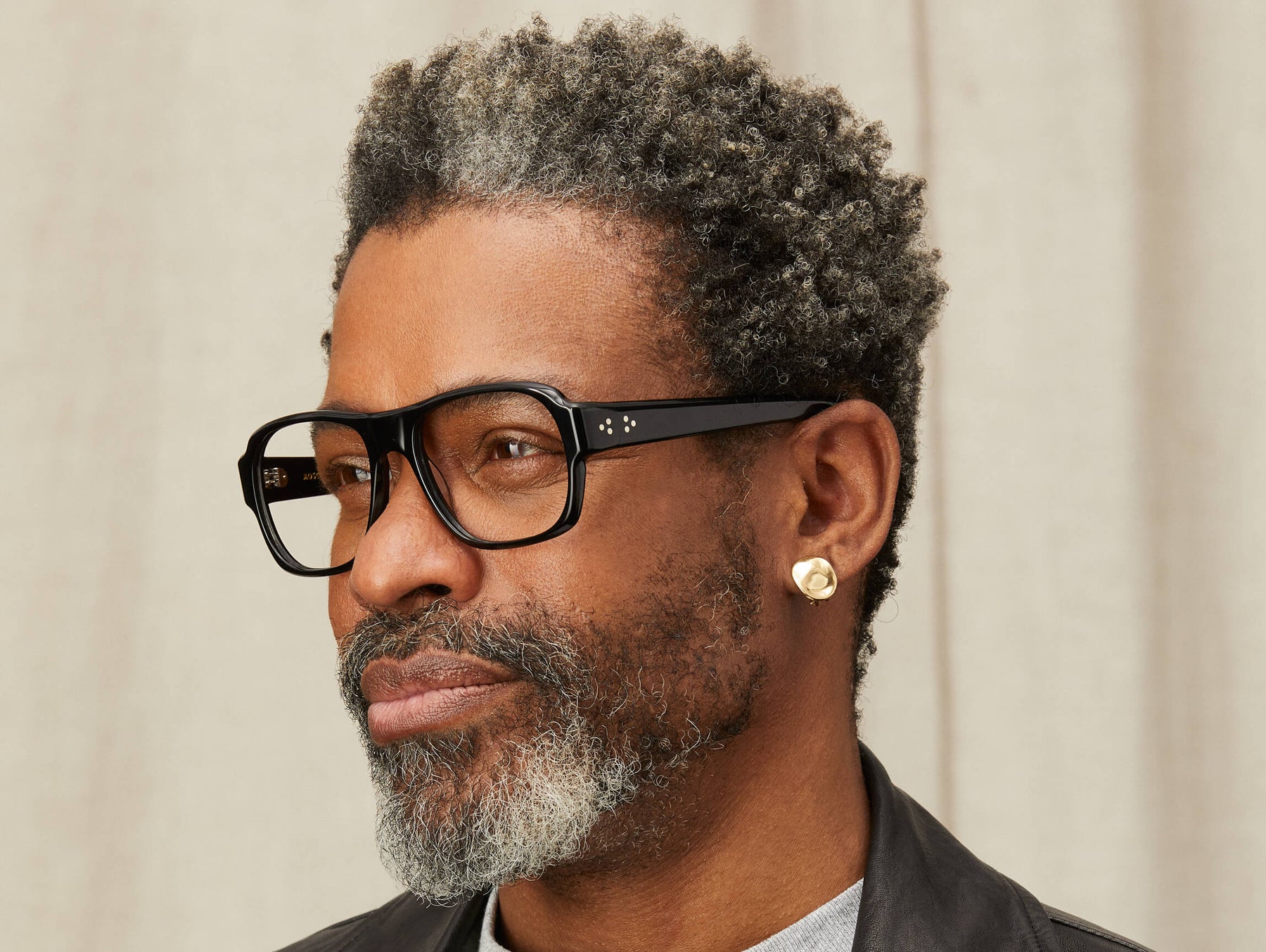 Model is wearing The SHVITZ in size 57 in Black