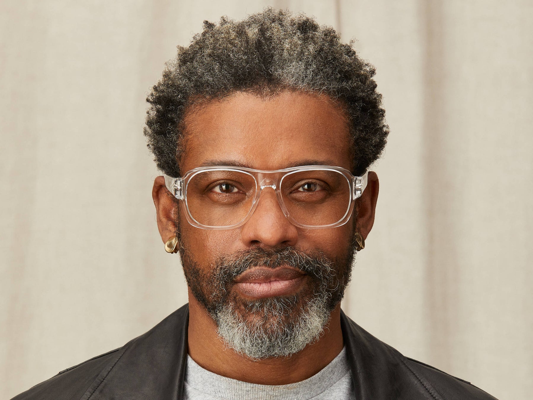 Model is wearing The SHVITZ in size 57 in Crystal