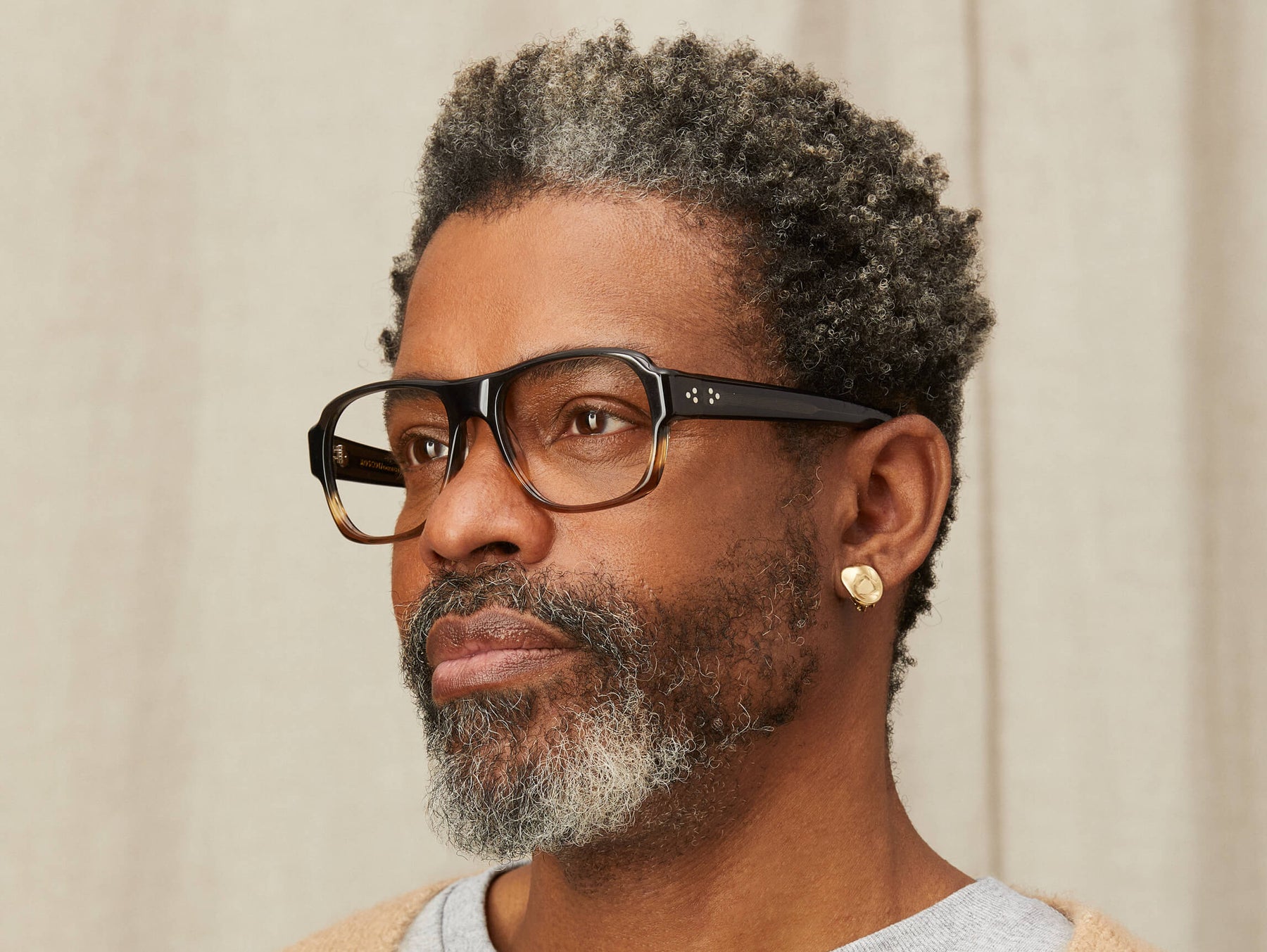 Model is wearing The SHVITZ in size 57 in Grey-Brown Fade