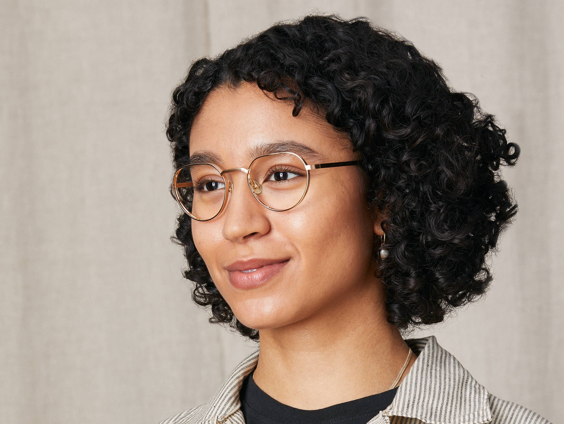 Model is wearing The SMENDRIK in size 51 in Gold