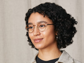 Model is wearing The SMENDRIK in size 51 in Gold