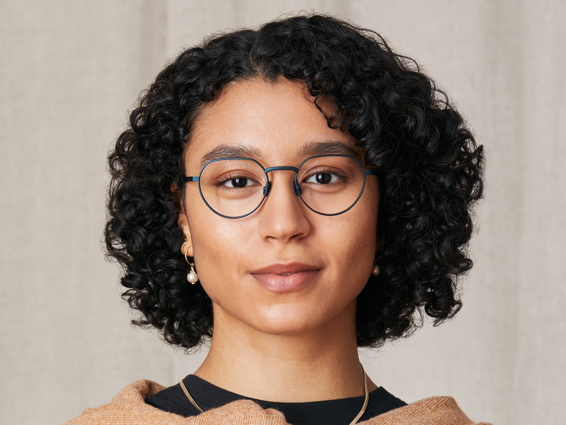 Model is wearing The SMENDRIK in size 51 in Navy