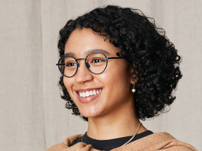 Model is wearing The SMENDRIK in size 51 in Navy