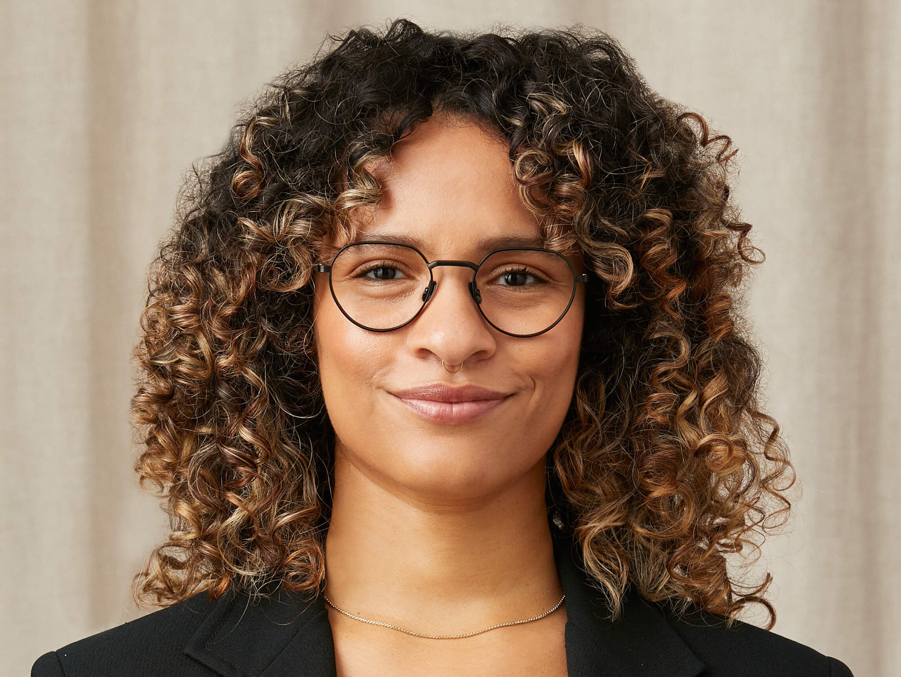 Model is wearing The SMENDRIK in size 51 in Black