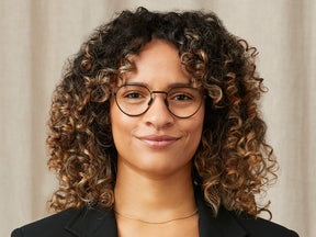 Model is wearing The SMENDRIK in size 51 in Black