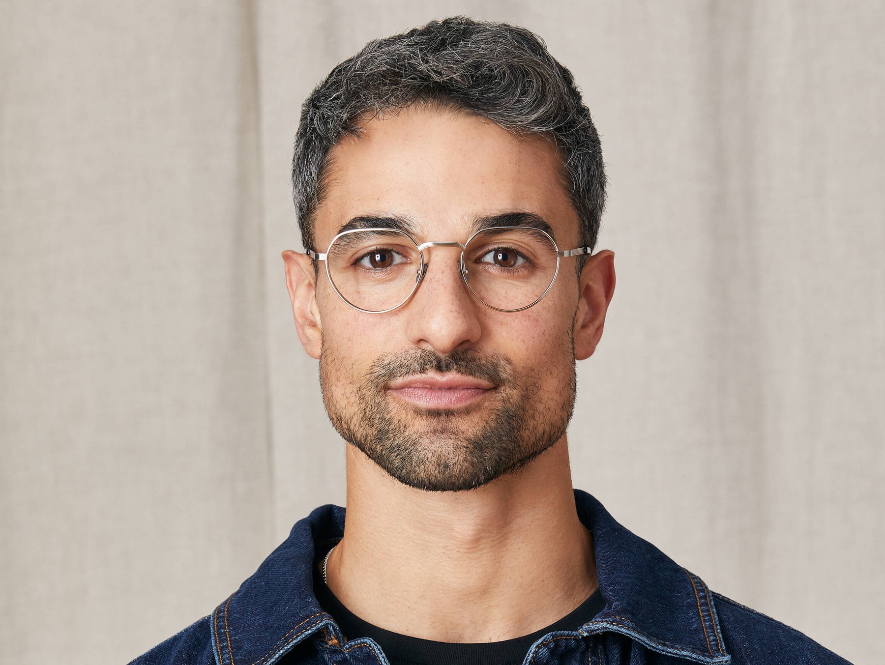 Model is wearing The SMENDRIK in size 51 in Silver