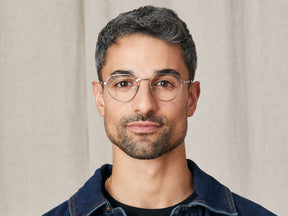 Model is wearing The SMENDRIK in size 51 in Silver