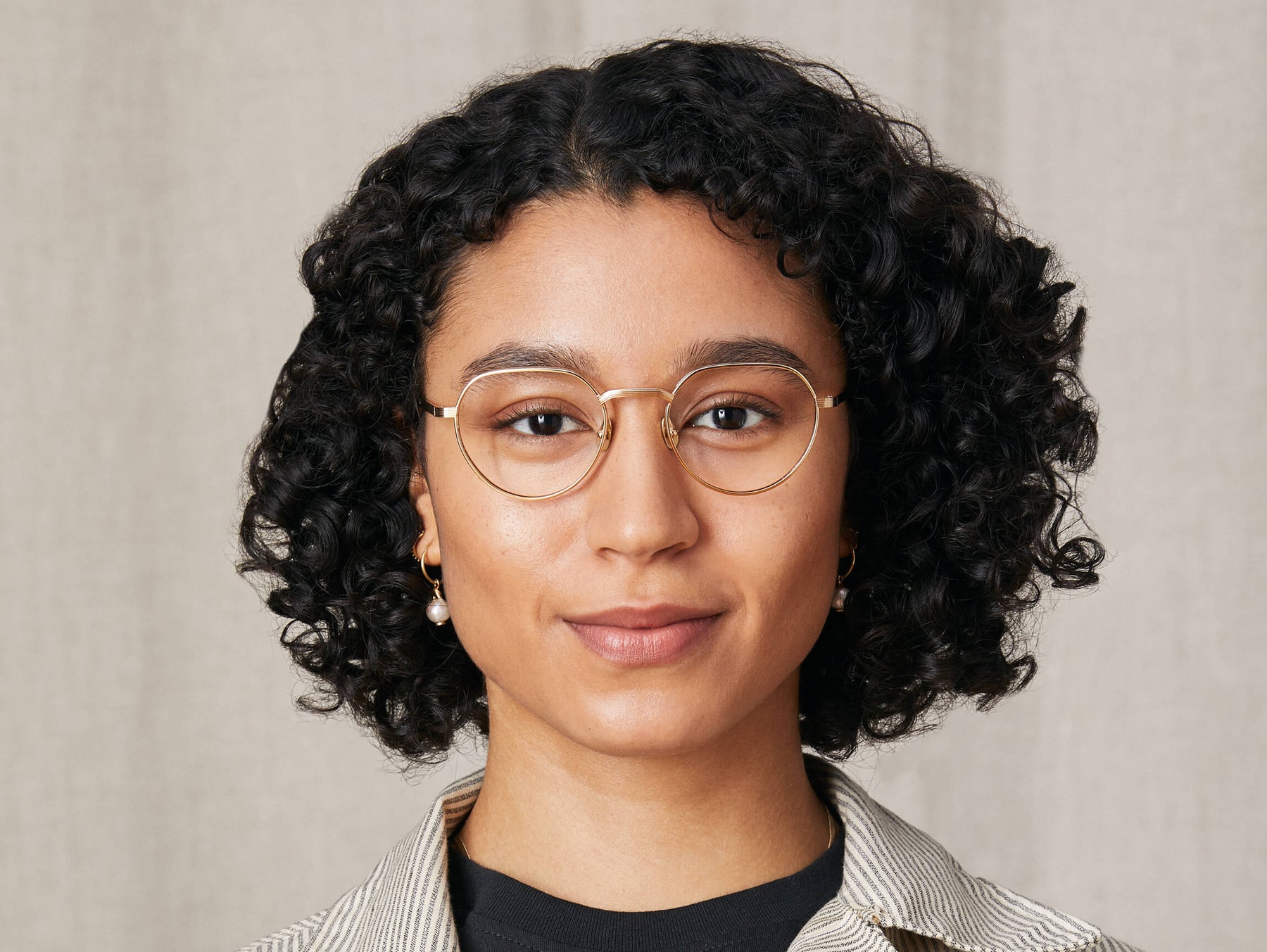 Model is wearing The SMENDRIK in size 51 in Gold