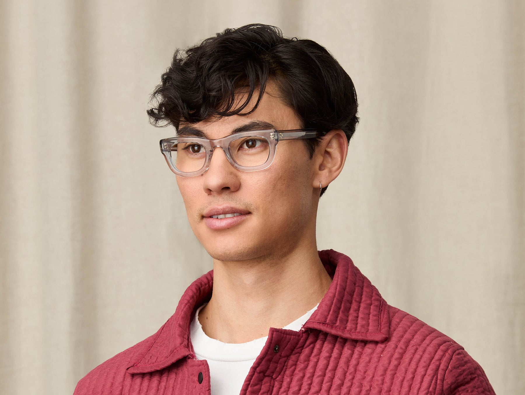 Model is wearing The SPILKES in size 45 in Light Grey