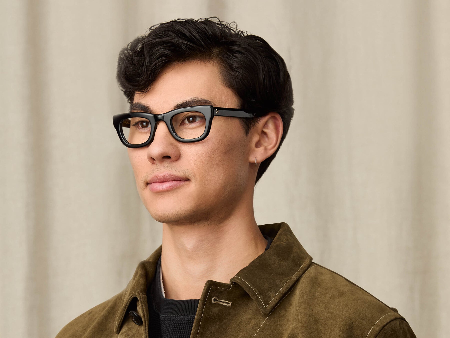 Model is wearing The SPILKES in size 48 in Black