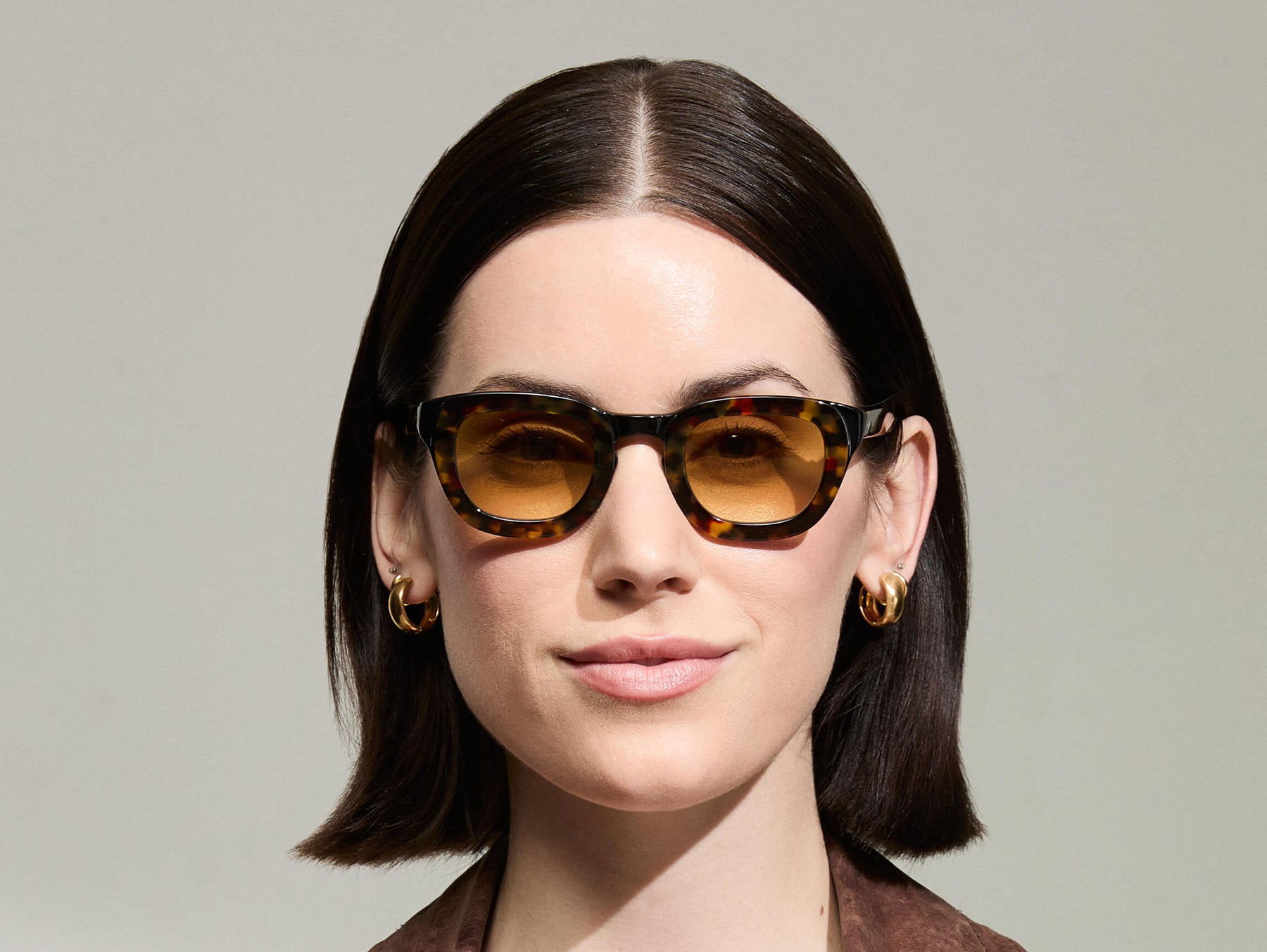 Model is wearing The TELENA  in Tortoise/Black in size 44 with Chestnut Fade Tinted Lenses