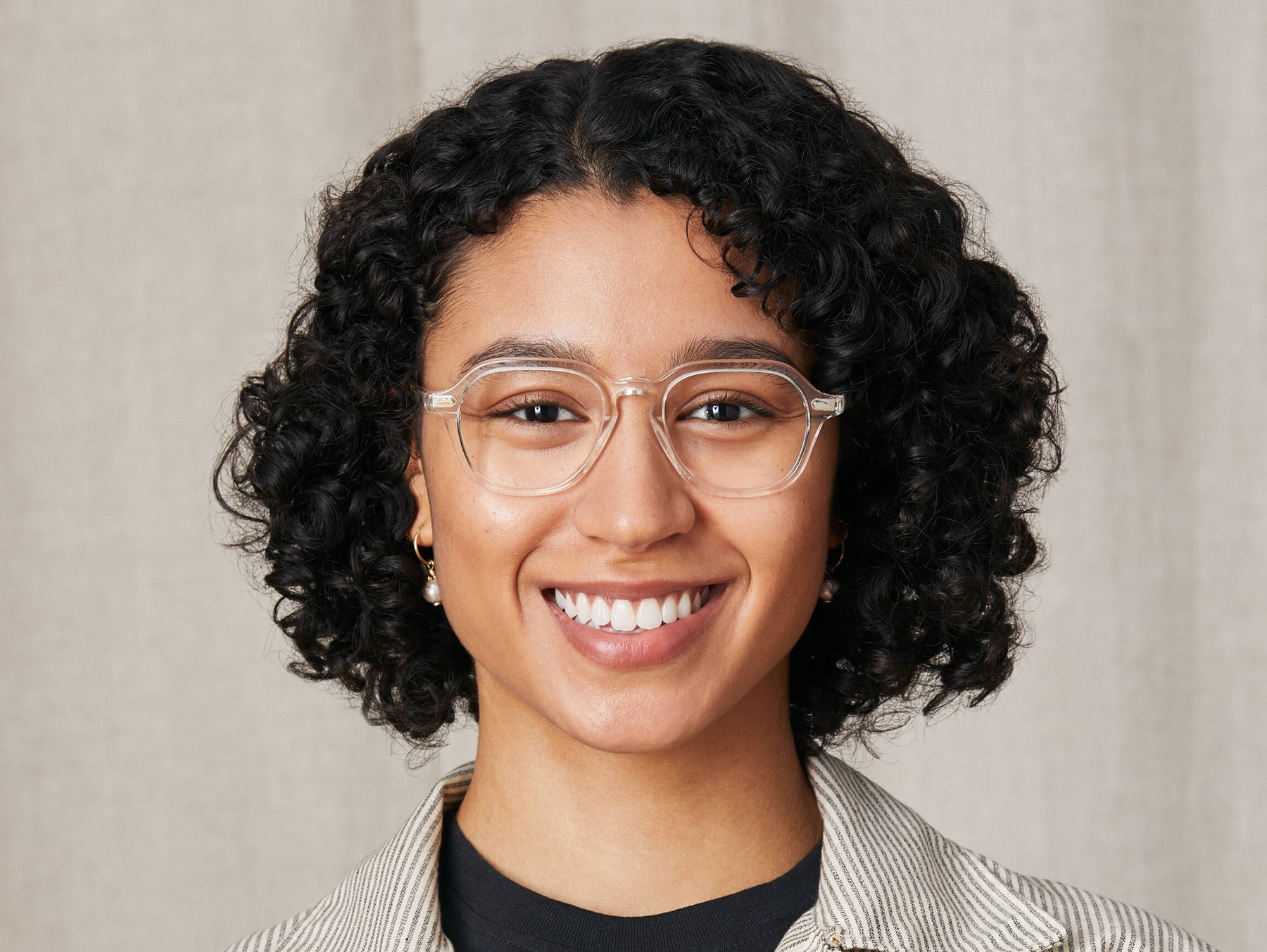 Model is wearing The YENEM in size 50 in Crystal