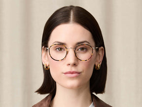 Model is wearing The ZEV in size 49 in Tortoise