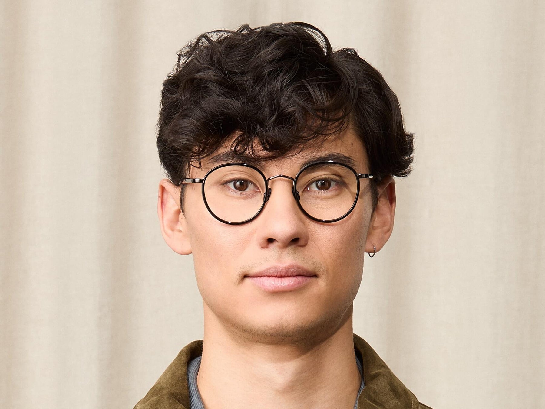 Model is wearing The ZEV in size 49 in Black