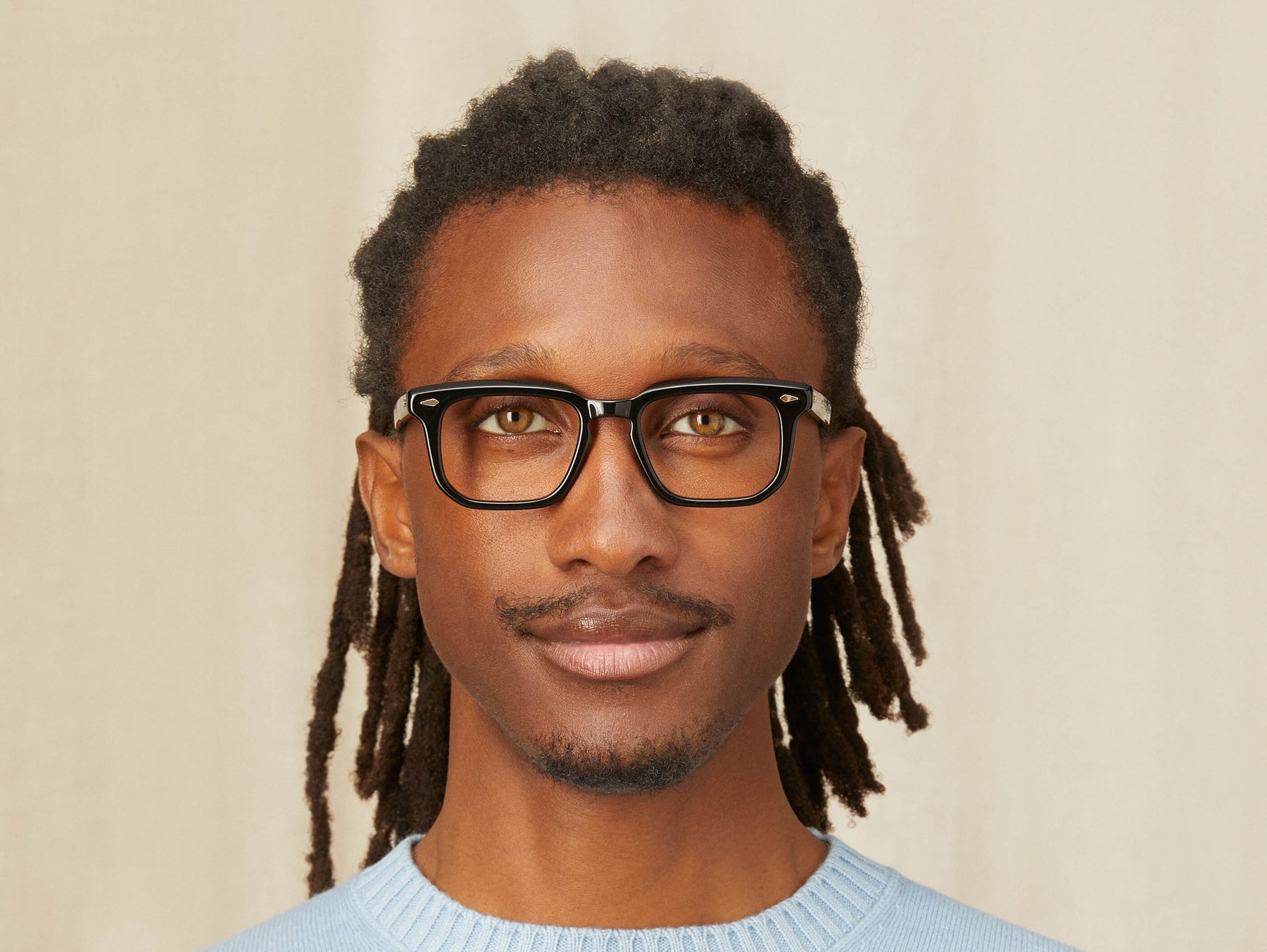 Model is wearing The ZISSEL in size 49 in Black