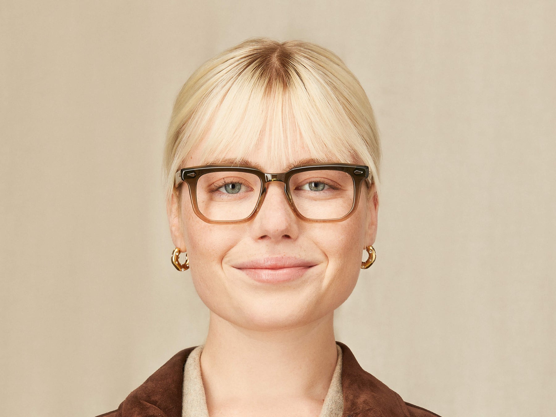 Model is wearing The ZISSEL in size 49 in Khaki