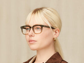 Model is wearing The ZISSEL in size 49 in Khaki