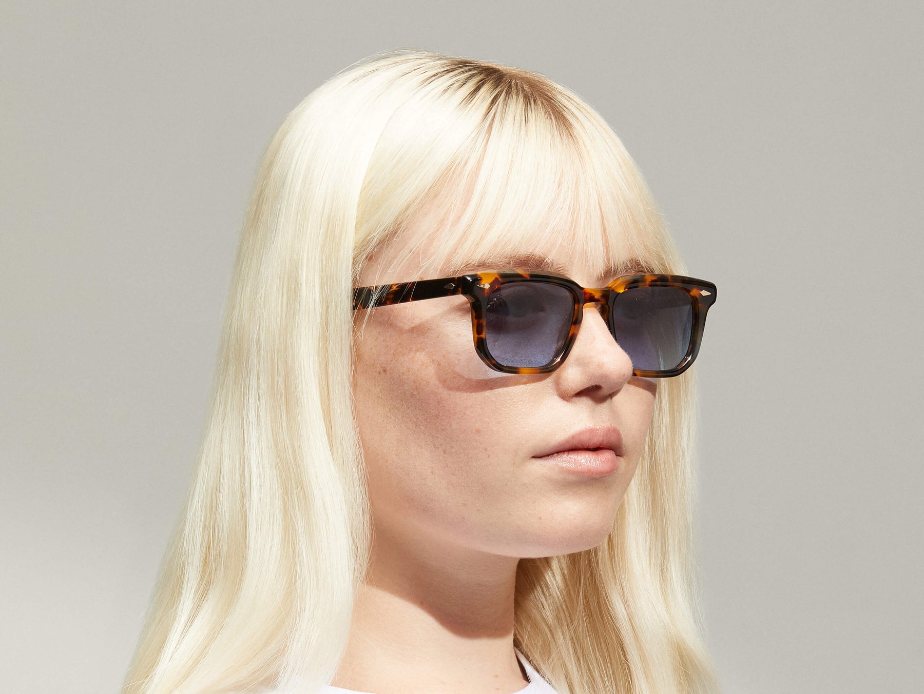 Model is wearing The ZISSEL SUN in size 49 in Classic Havana with Denim Blue Tinted Lenses