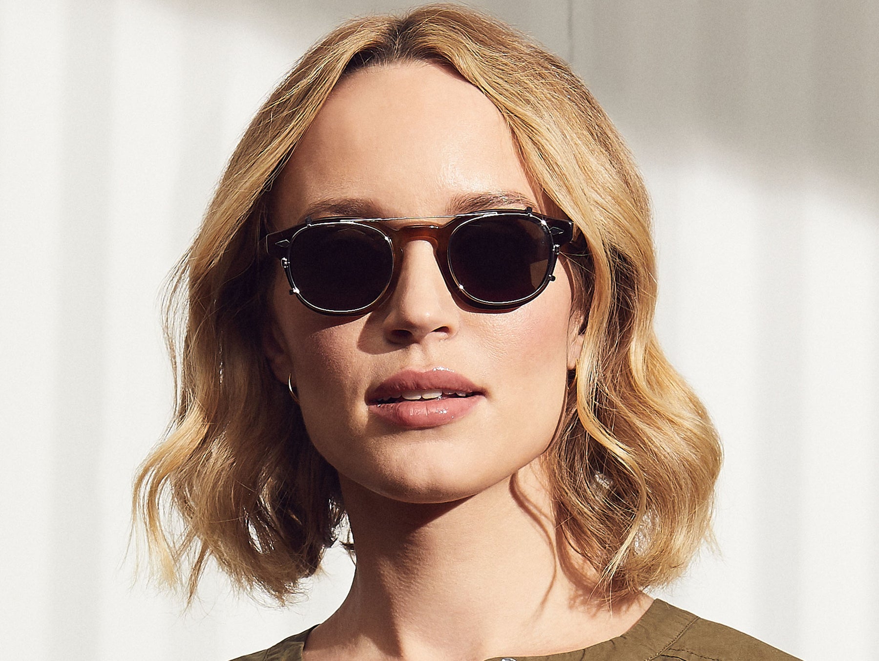 Model is wearing The CLIPTOSH in Gold in size 46 with G-15 Lenses