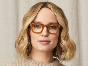 Model is wearing The FRITZ in size 44 in Butterscotch