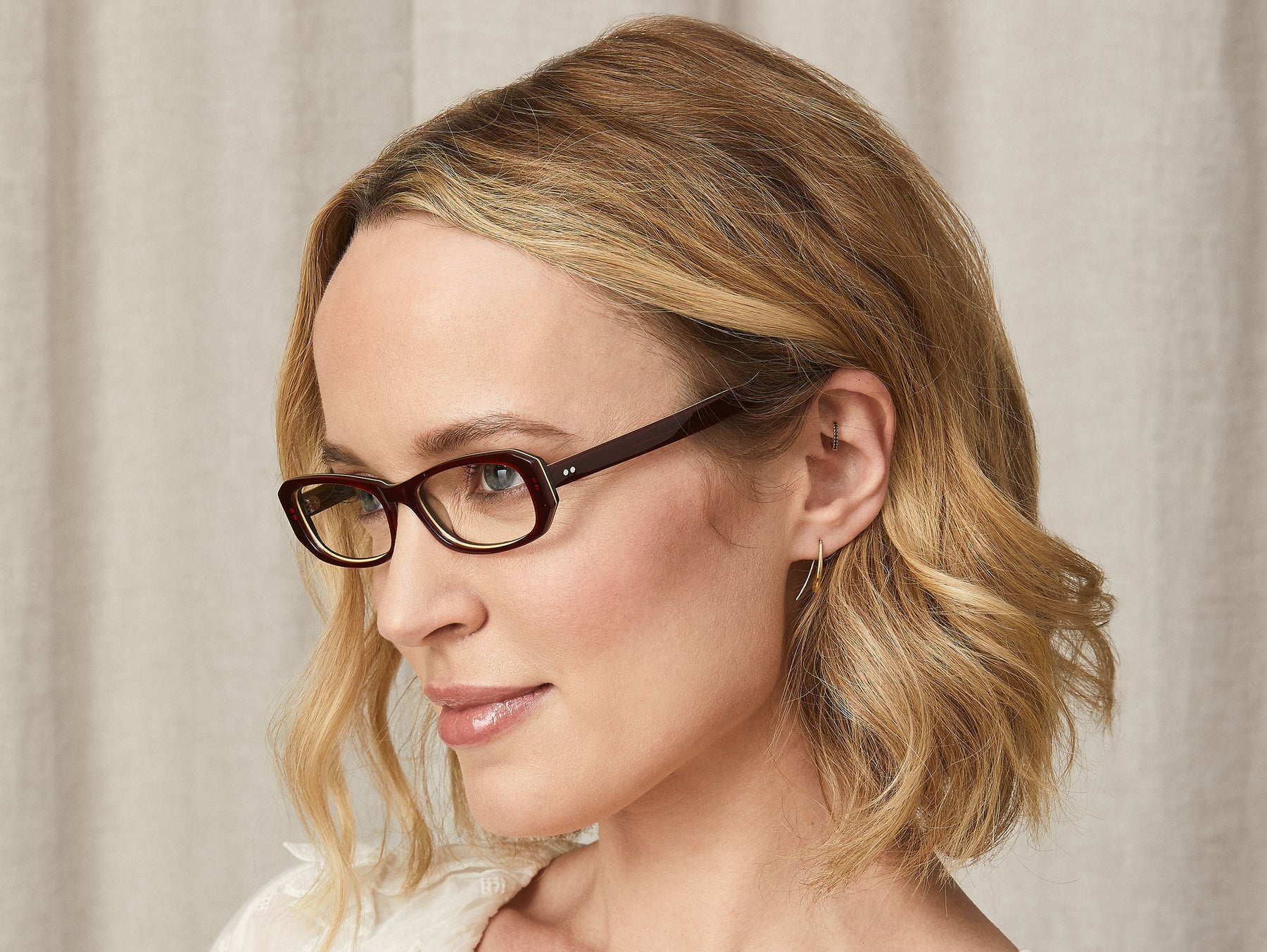 Model is wearing The SAJA READY READER in size 48 in Burgundy