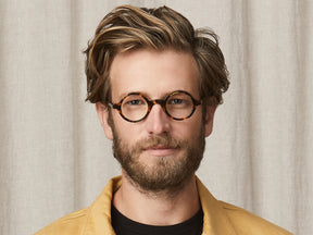 Model is wearing The ZOLMAN in size 42 in Classic Havana