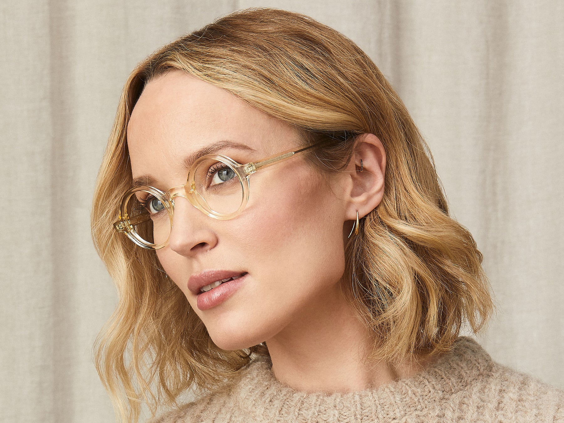 Model is wearing The ZOLMAN in size 42 in Flesh