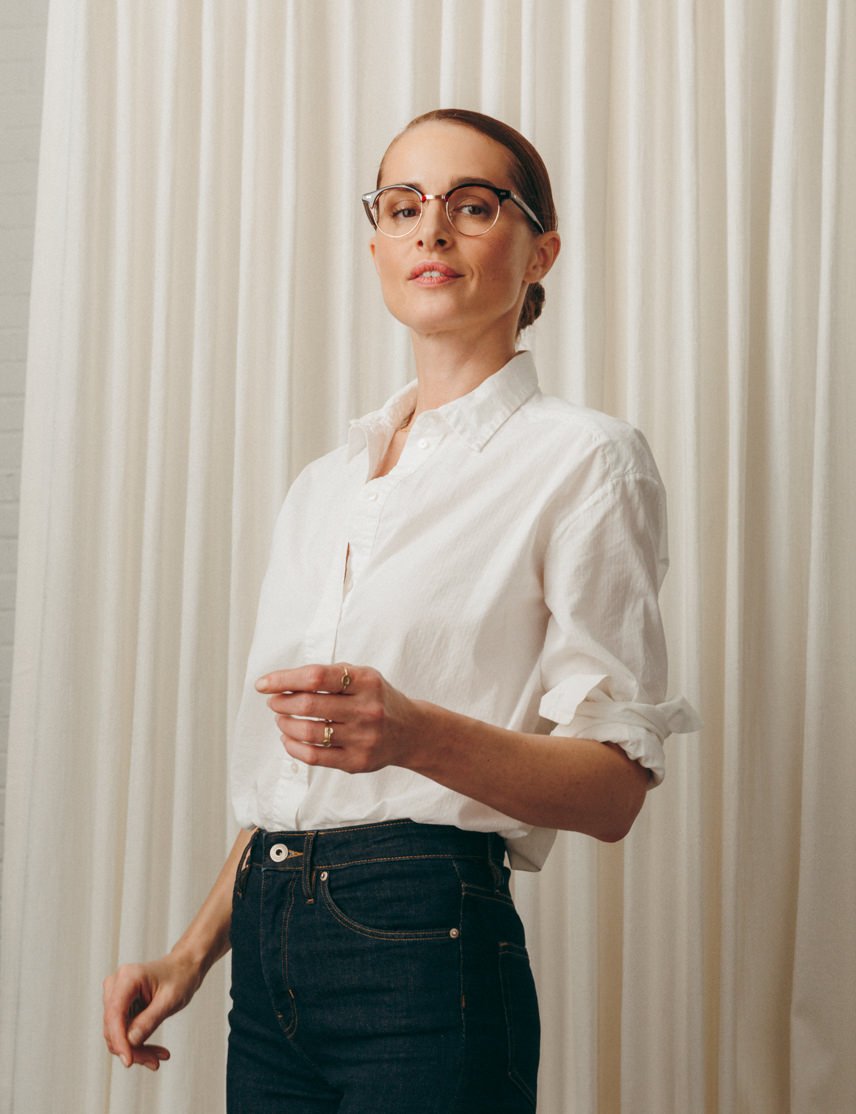 Model is wearing The AIDIM in size 46 in Burnt Tortoise/Gold