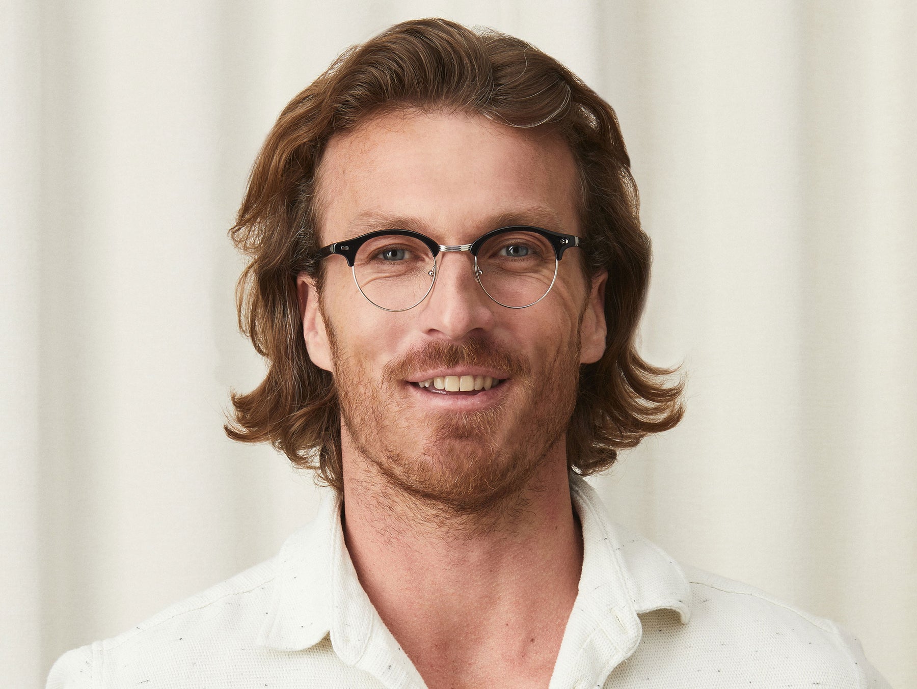 Model is wearing The AIDIM in size 46 in Black/Silver