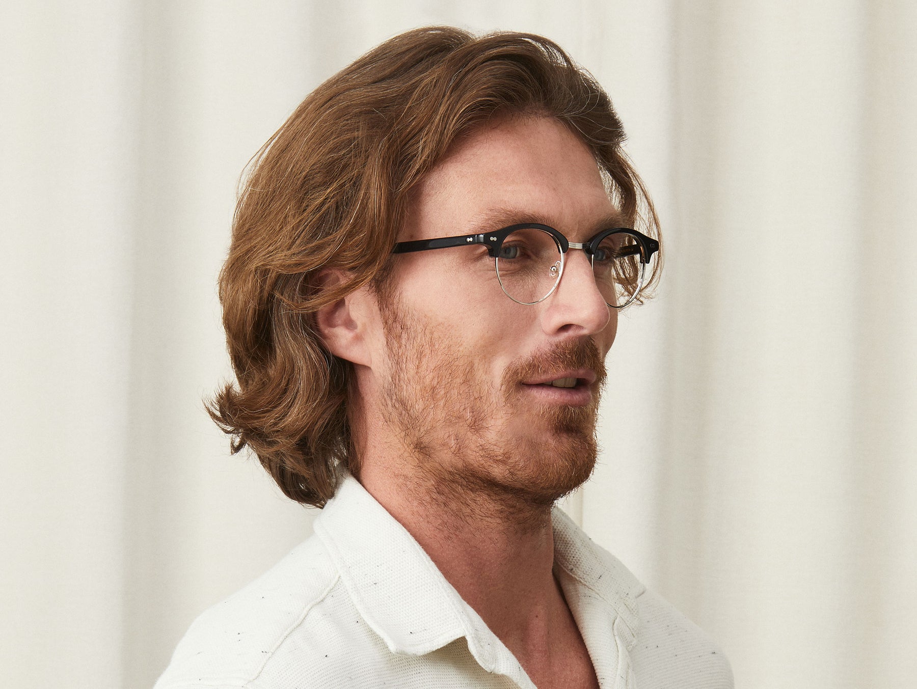 Model is wearing The AIDIM in size 46 in Black/Silver