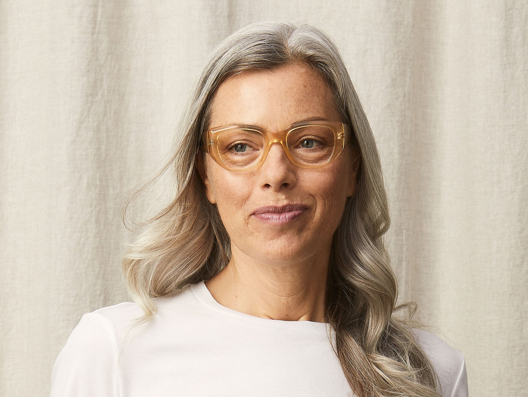 Model is wearing The ARBITA in size 47 in Champagne