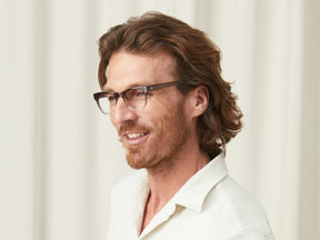 Model is wearing The BABA in Size 46 in Grey Fade