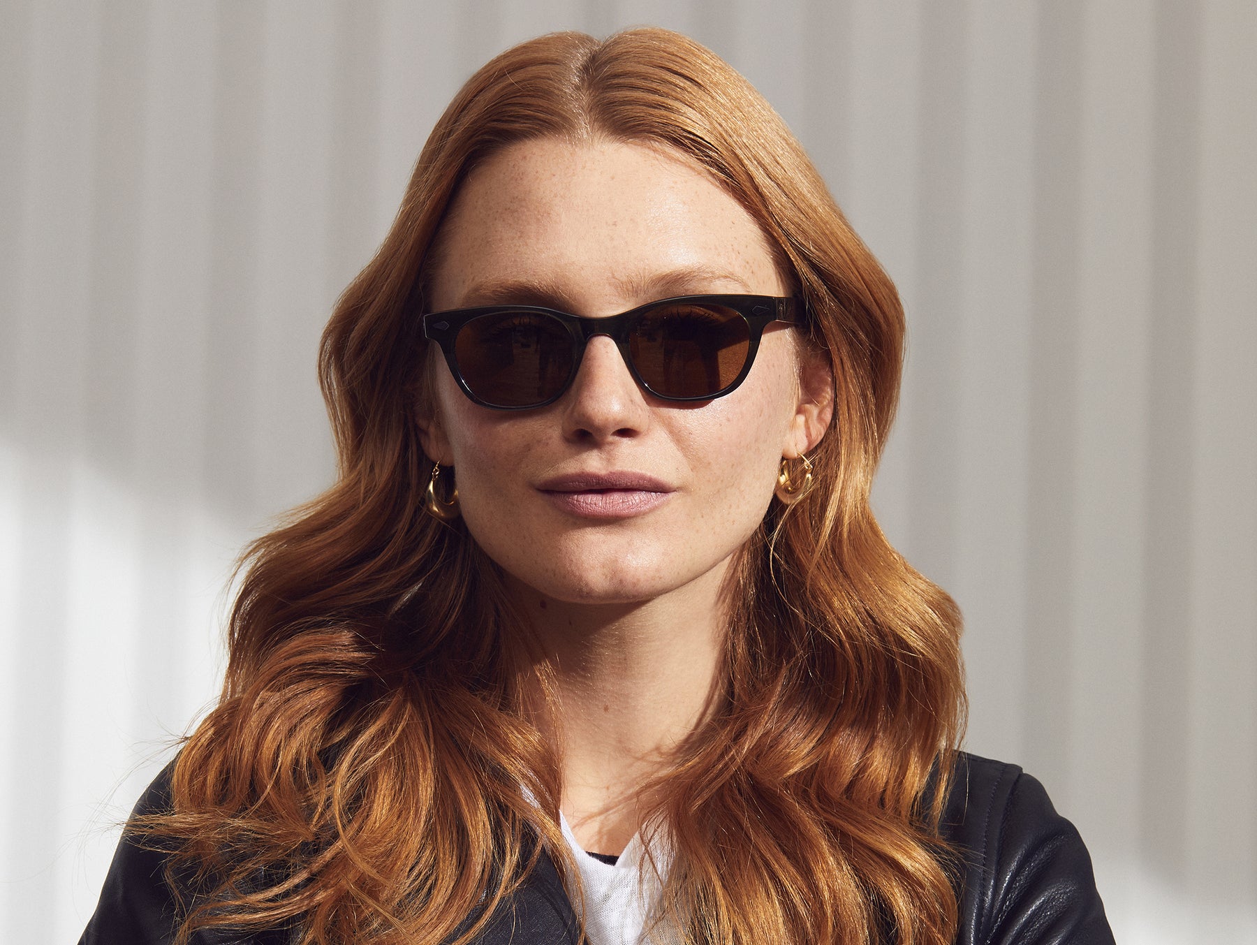 Model is wearing The BALEBUS SUN in Olive Bark in size 47 with Cosmitan Brown Glass Lenses