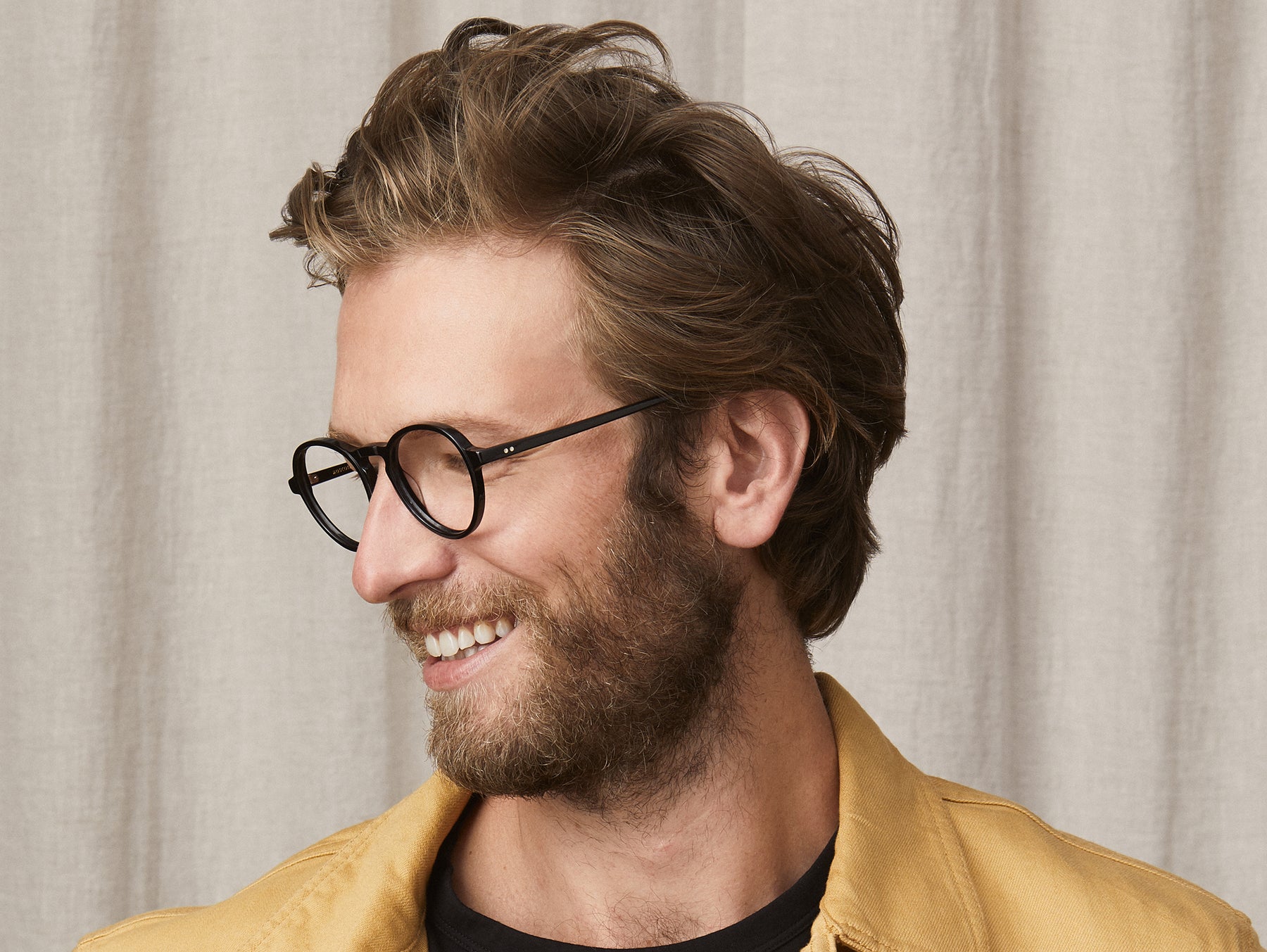 Model is wearing The BLUMA in size 47 in Black