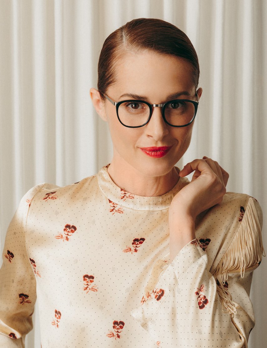 Model is wearing The BRUDE in size 48 in Black/Silver