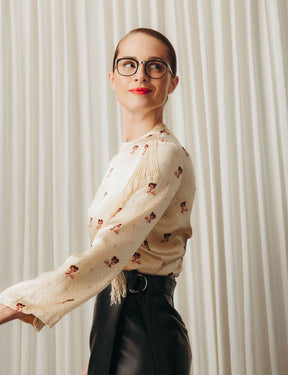 Model is wearing The BRUDE in size 48 in Black/Silver