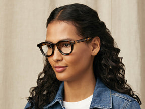 Model is wearing The DAHVEN in size 44 in Classic Havana