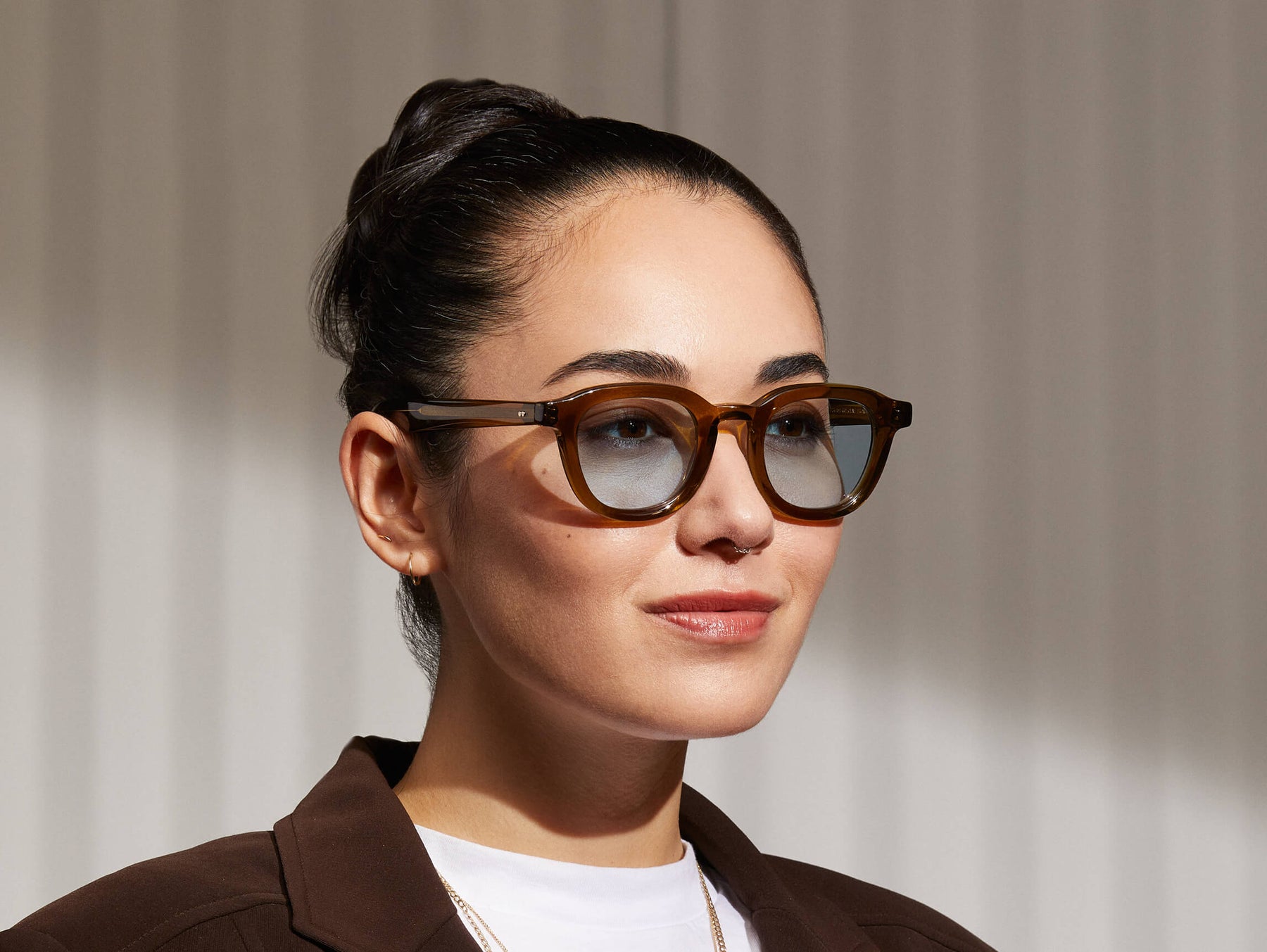 Model is wearing The DAHVEN in Olive Brown in size 47 with Bel Air Blue Tinted Lenses