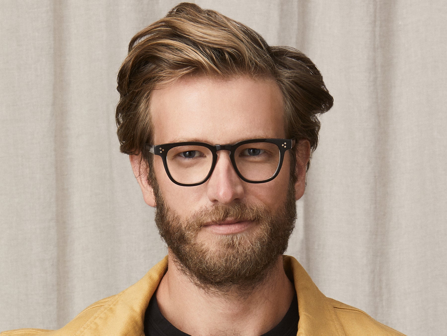 Model is wearing The DUDEL in size 48 in Black-Crystal