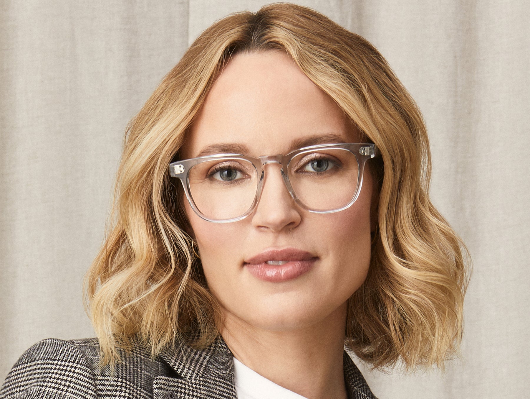 Model is wearing The DUDEL in size 51 in Light Grey