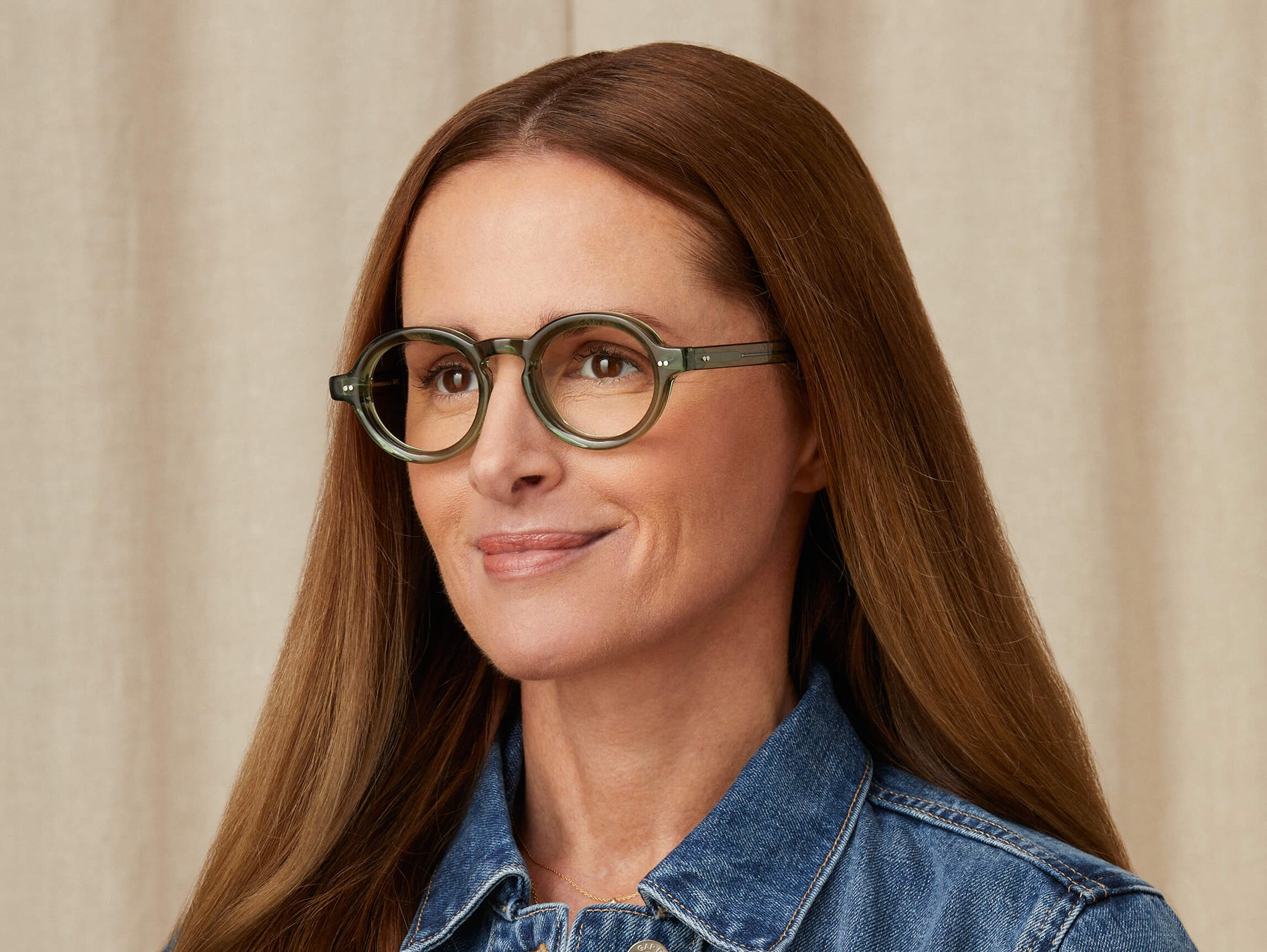 Model is wearing The FOYGEL in size 43 in Pine