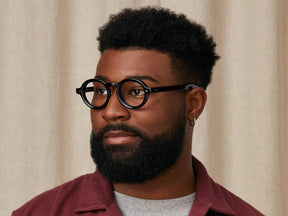 Model is wearing The FOYGEL in size 46 in Black