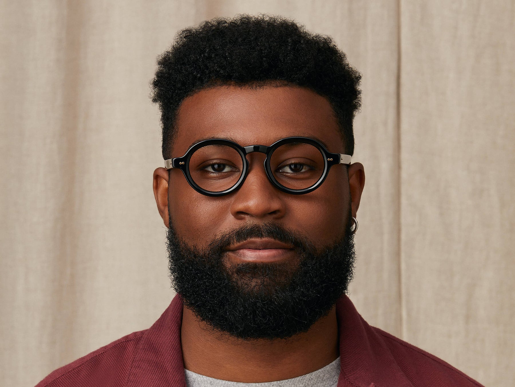 Model is wearing The FOYGEL in size 46 in Black