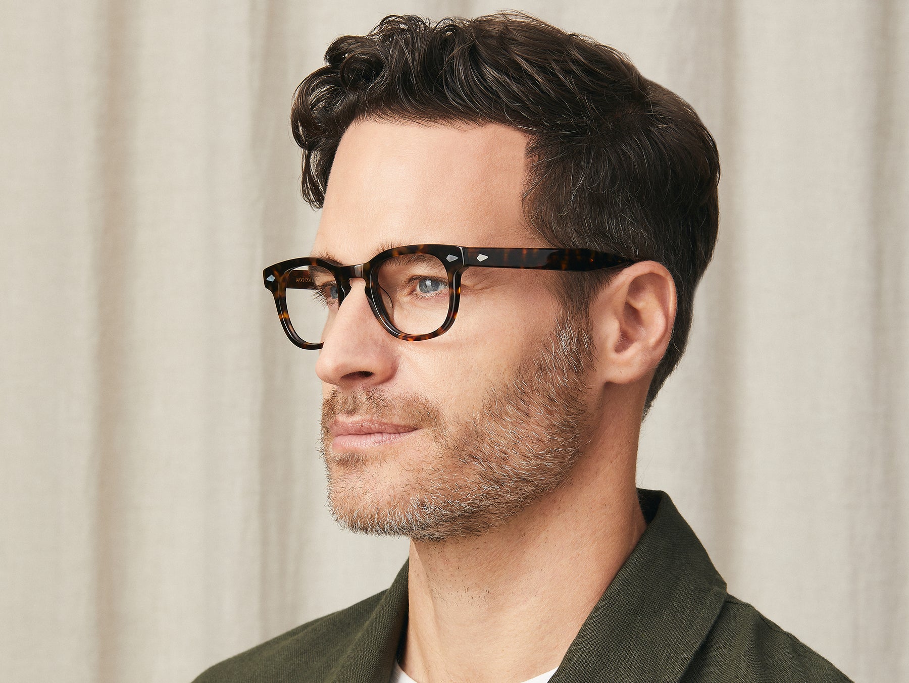 Model is wearing The GELT in size 49 in Tortoise