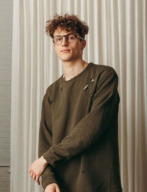 Model is wearing The GLICK in size 47 in Grey