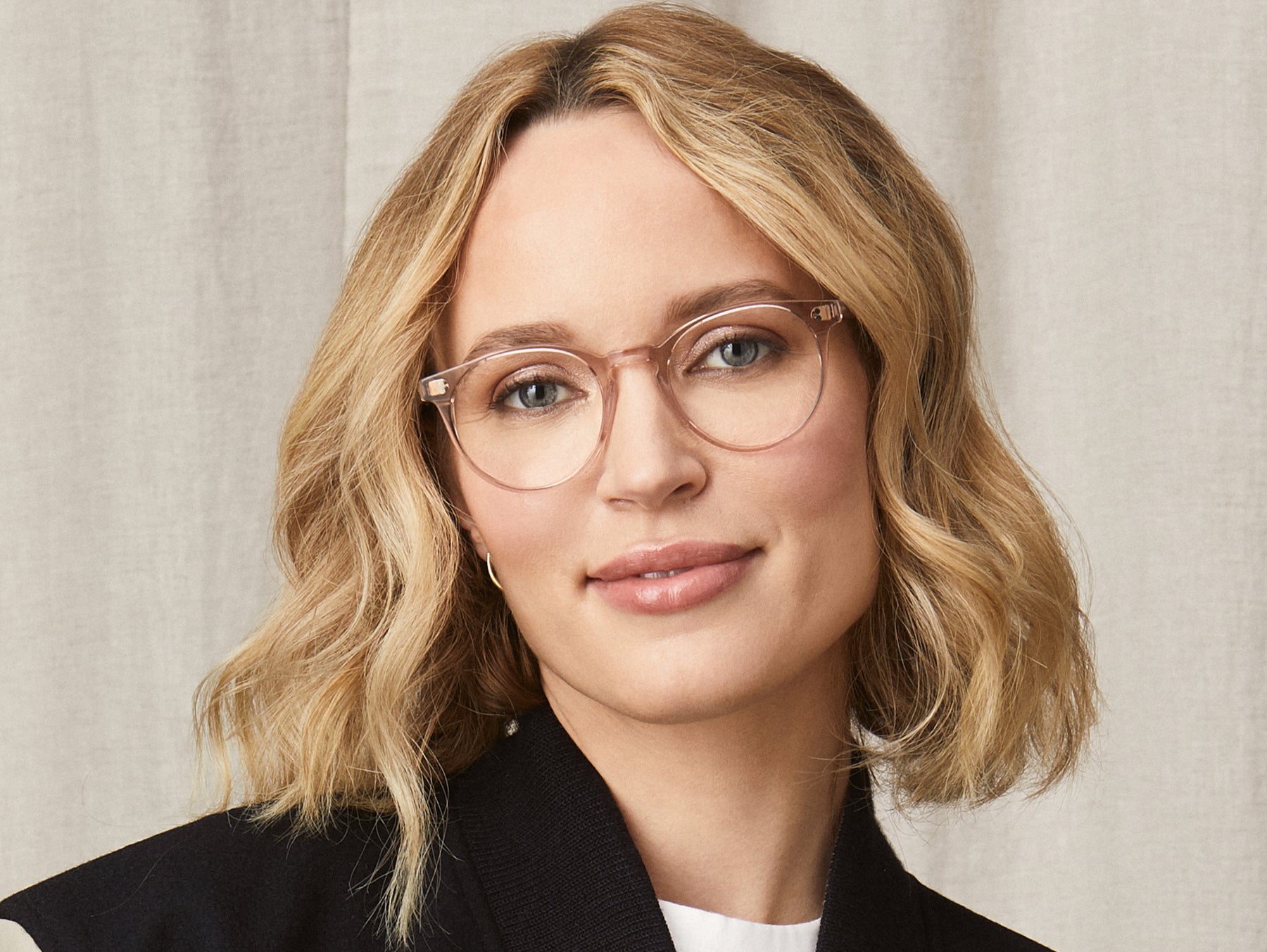 Model is wearing The GOLDA in size 49 in Burnt Rose