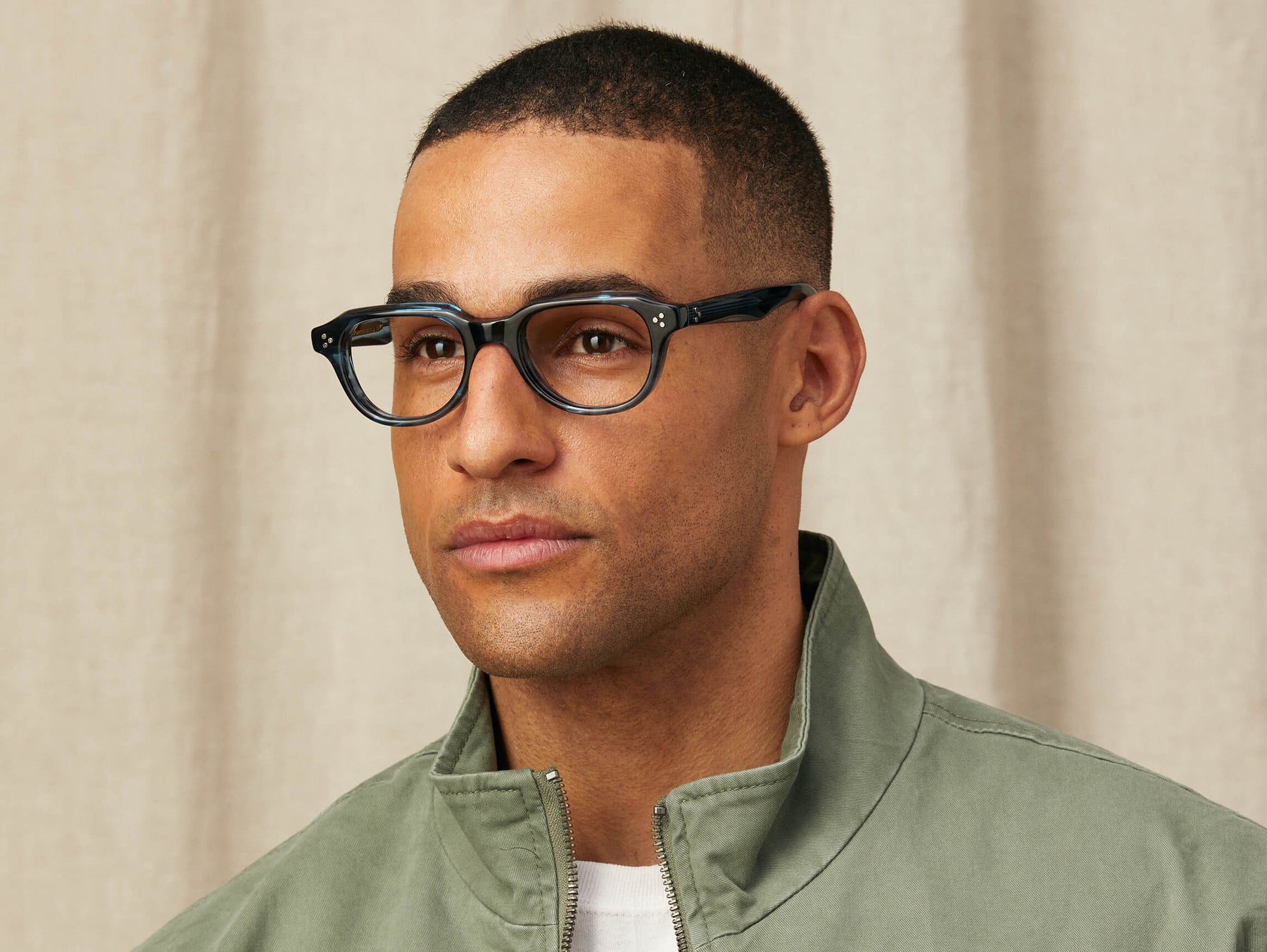 Model is wearing The GOOLAH in size 50 in Ink