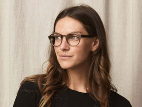 Model is wearing The HENRY in size 50 in Brown