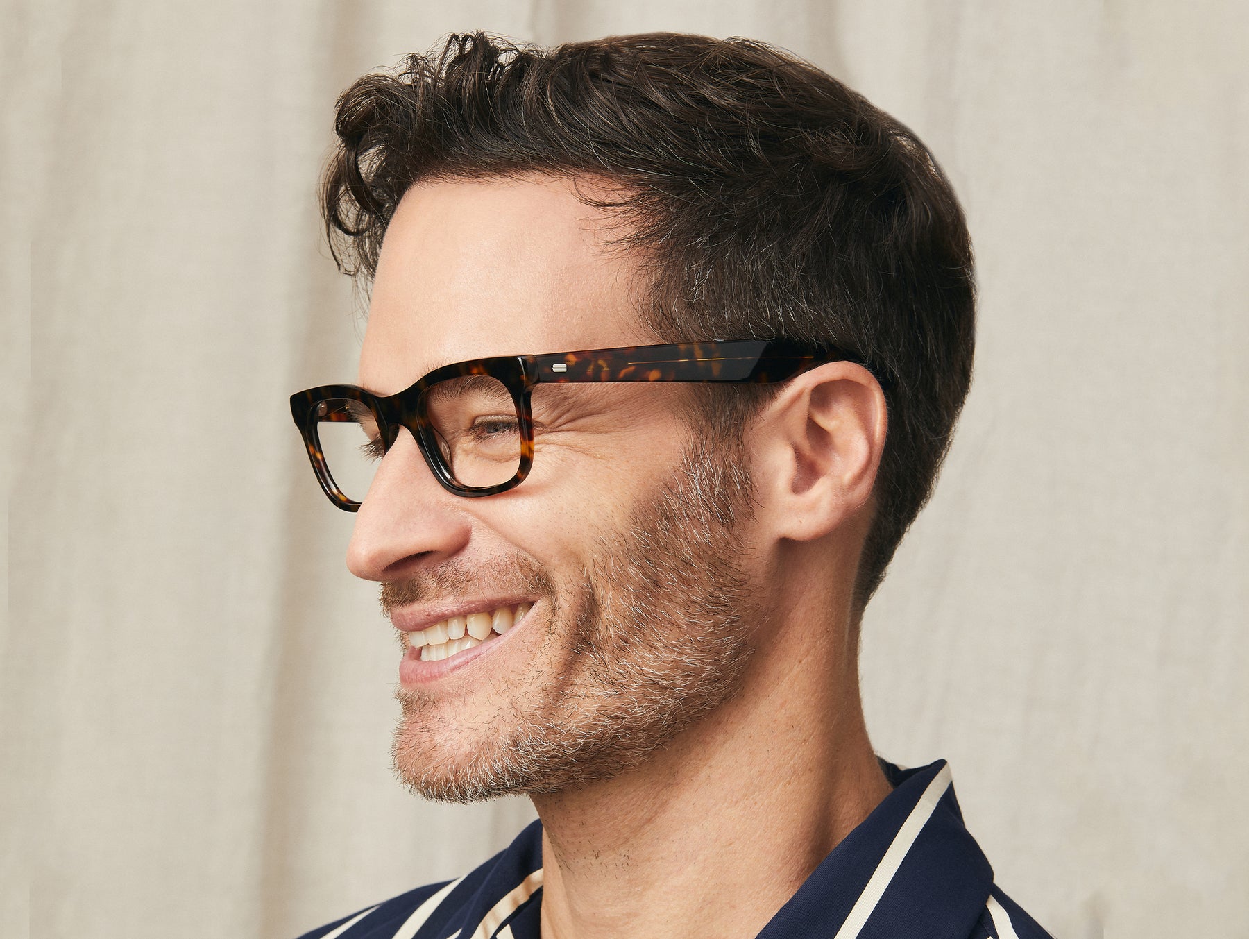 Model is wearing The HITSIK in size 48 in Tortoise