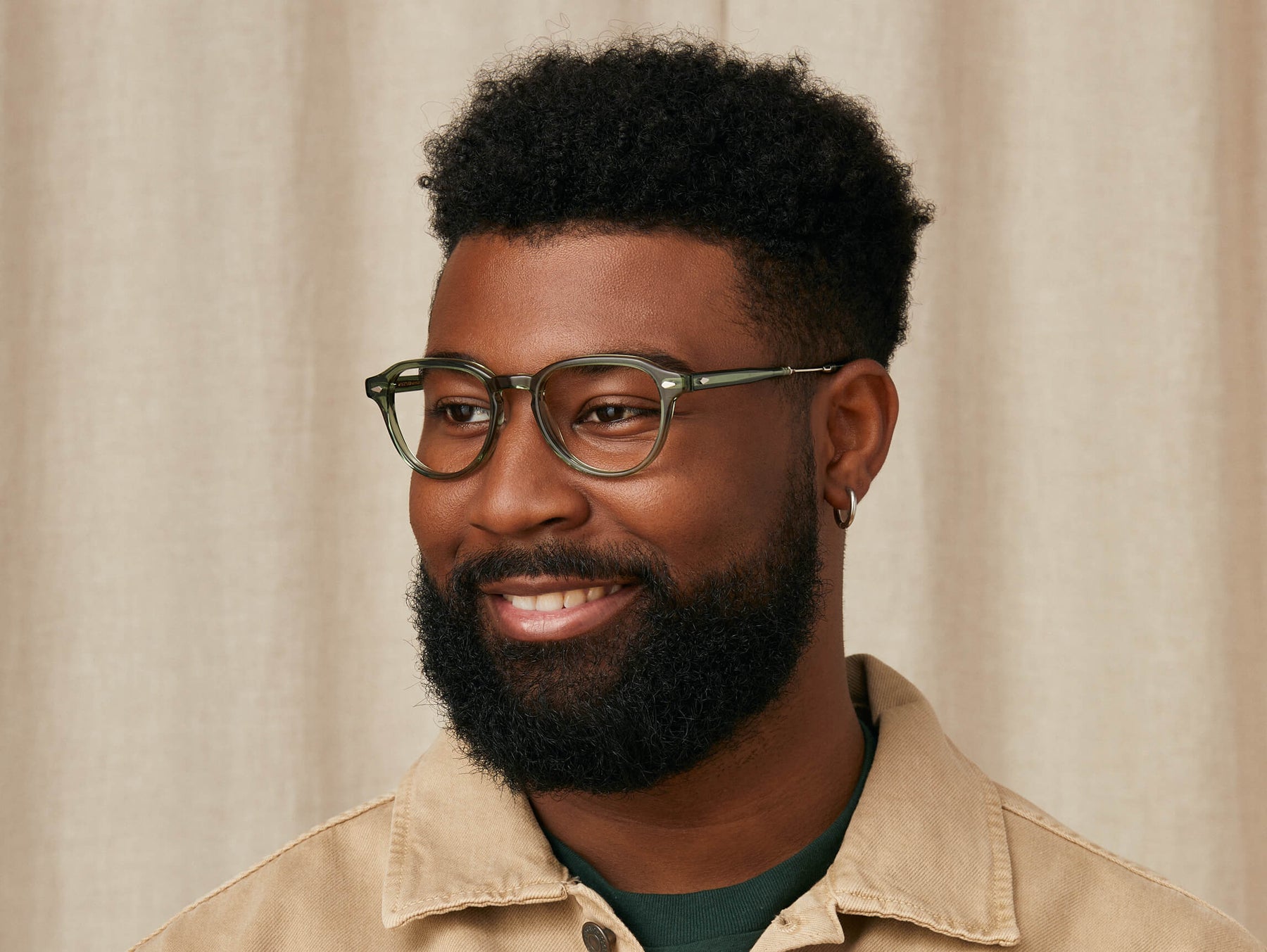 Model is wearing The KASH in size 50 in Pine/Silver